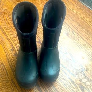 Boys black camo bogs size 12